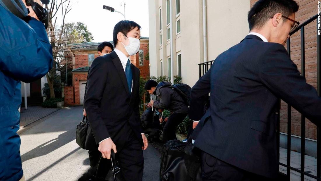 カルロス・ゴーン被告の自宅に捜索に入る検察＝２日/Yuki Sato/Kyodo News via AP