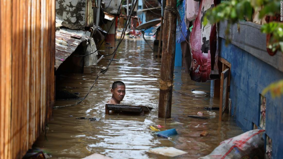 大規模な洪水で数万人が避難を余儀なくされた/Dita Alangkara/AP