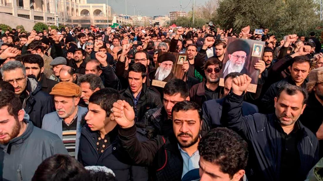 米国の空爆に抗議するイラン首都テヘランの市民/Vahid Salemi/AP