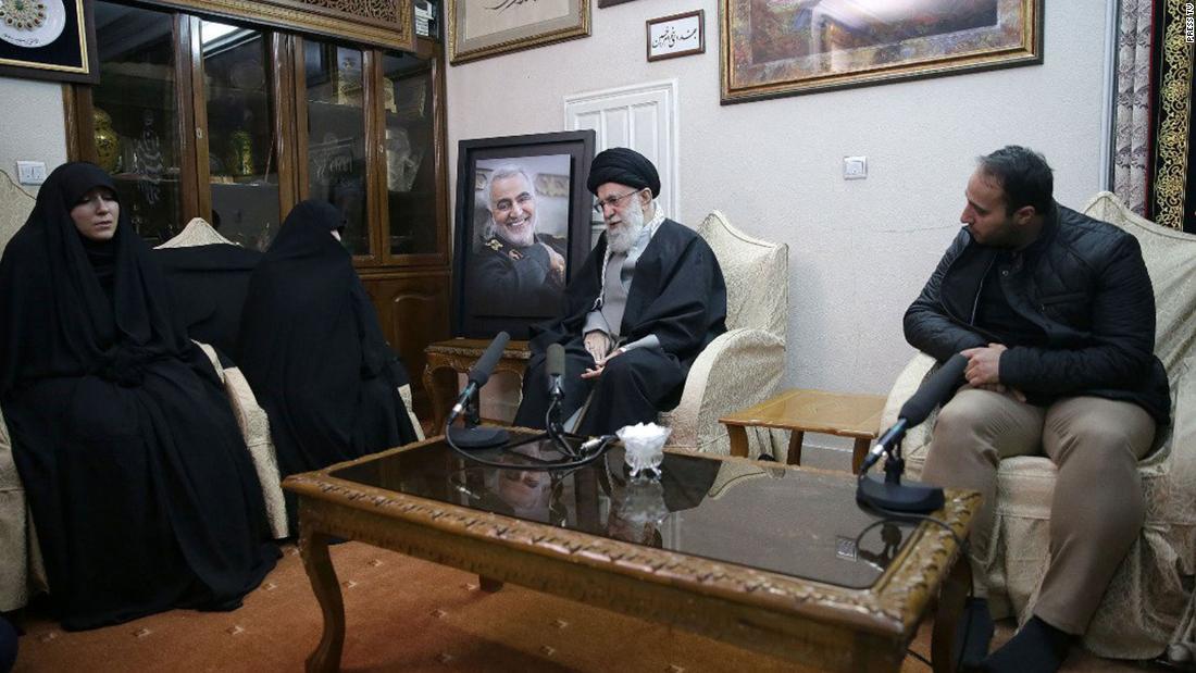 ソレイマニ司令官の家族のもとを訪れるイランの最高指導者ハメネイ師/Press TV