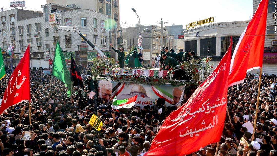 ソレイマニ司令官らの葬儀の様子。ひつぎはイラン国旗に包まれている/Alireza Mohammadi/ISNA via AP