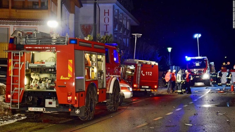 イタリアで飲酒運転とみられる車が歩行者に突っ込み、６人が死亡した/Luttach volunteer fire brigade