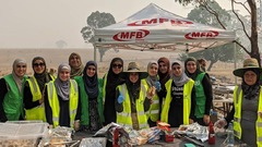 イスラム団体の女性、山火事被災地にトラック５台分の物資　豪