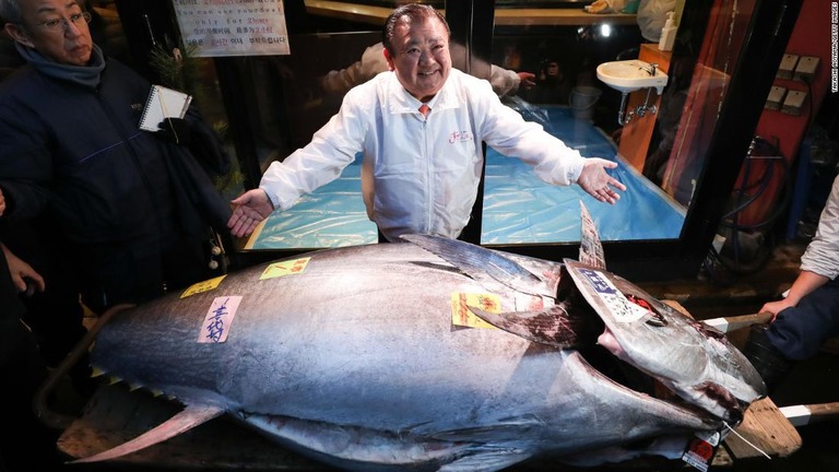 東京豊洲市場で行われた初セリで、マグロに約１億９３００万円の値が付いた/Takashi Aoyama/Getty Images