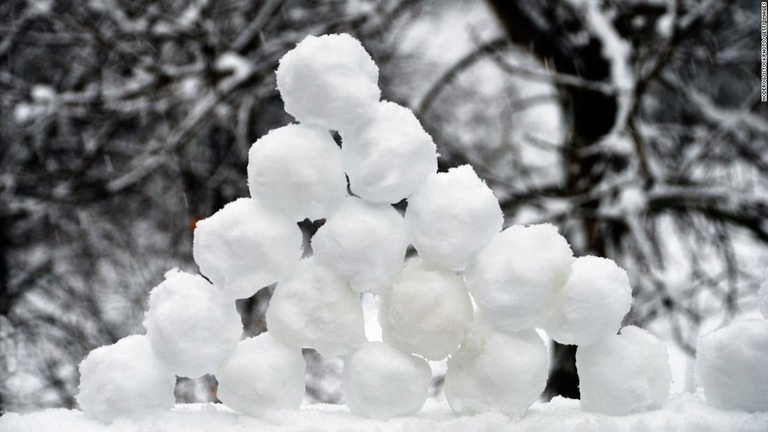 米ウィスコンシン州で、通行中の車に雪玉を投げ付けた子ども２人がドライバーに銃撃され、負傷した/NoDerog/iStockphoto/Getty Images