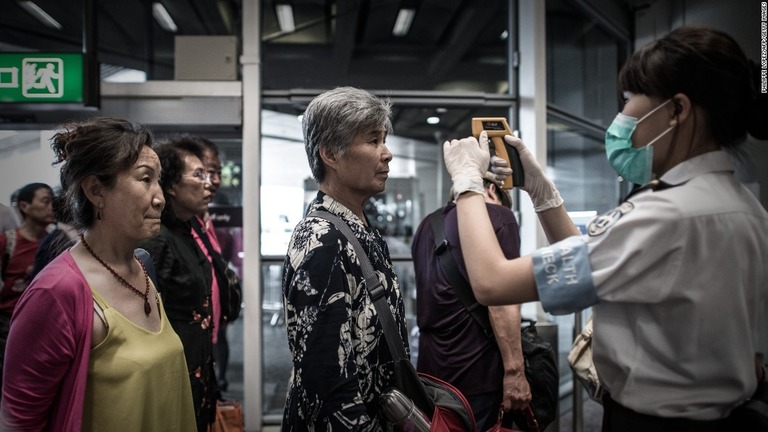 ＭＥＲＳ対策の一環で香港空港で発熱検査を受ける旅行客＝２０１５年/PHILIPPE LOPEZ/AFP/Getty Images