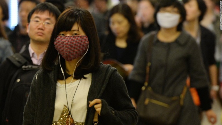 鳥インフルエンザウイルス（Ｈ７Ｎ９型）から身を守るため、マスクをして歩く女性たち。今回の流行については鳥インフルエンザの可能性は排除されたという＝２０１３年、上海/Mark Ralston/AFP/Getty Images
