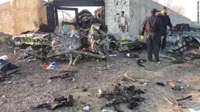 墜落機の残骸が散乱する現場に展開する当局者/@EBIBABAEI/TWITTER