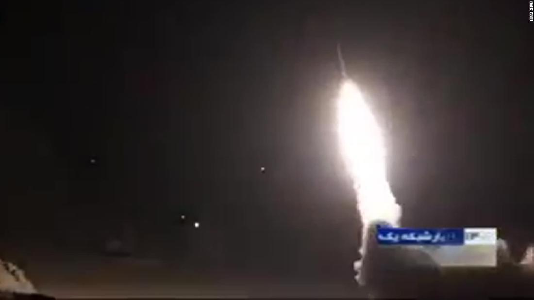 イランのSima Newsが伝えたアサド基地に向けた発射されたミサイルとされる画像/Sima News