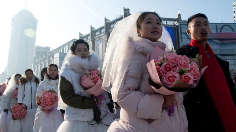 展示以外にもイベントが行われる。今年は集団の結婚式が行われた/NOEL CELIS/Getty