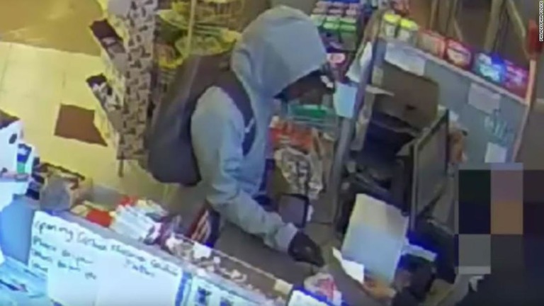 薬局に入った強盗が店員に「病気の子どもがいる」とのメモを見せ、金を奪った/Philadelphia Police