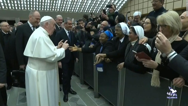 ローマ教皇が修道女に頼まれ、かまないと確認した上でキスをした/Vatican Media/Reuters