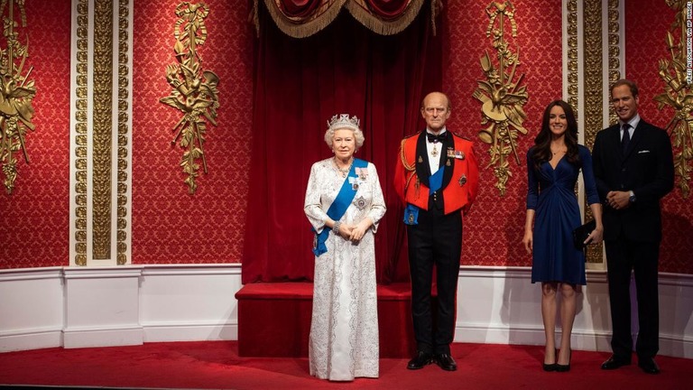 英ロンドンのろう人形館は、ヘンリー王子夫妻の人形をロイヤルファミリーの展示室から移した/Press Association via AP Images