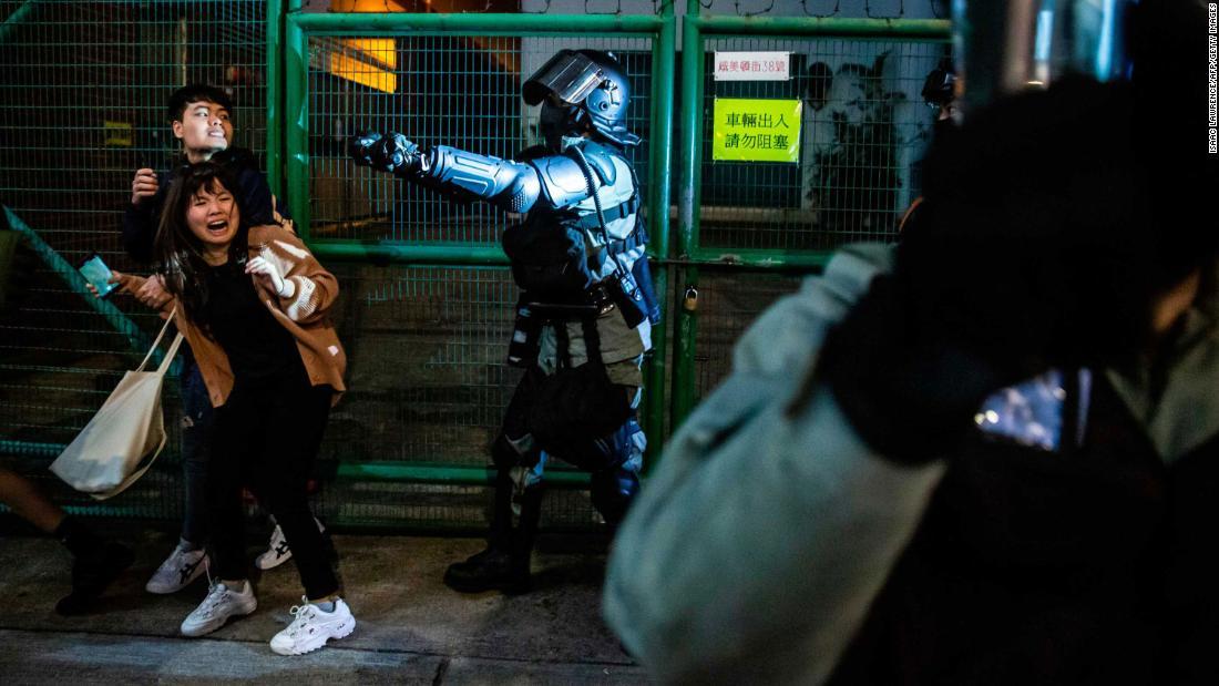 九龍地区で民主化を求めるデモ隊を排除する警官＝１２月３１日/Isaac Lawrence/AFP/Getty Images
