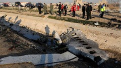 墜落現場の飛行機の破片