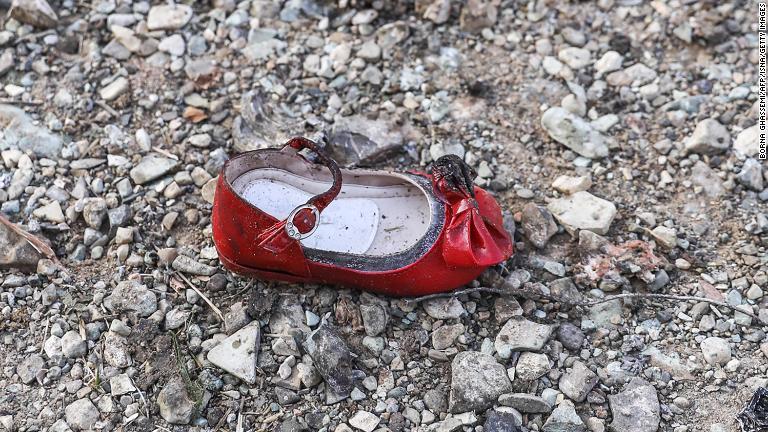 墜落現場にあった子どもの靴/Borna Ghassemi/AFP/ISNA/Getty Images