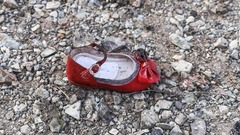 墜落現場にあった子どもの靴