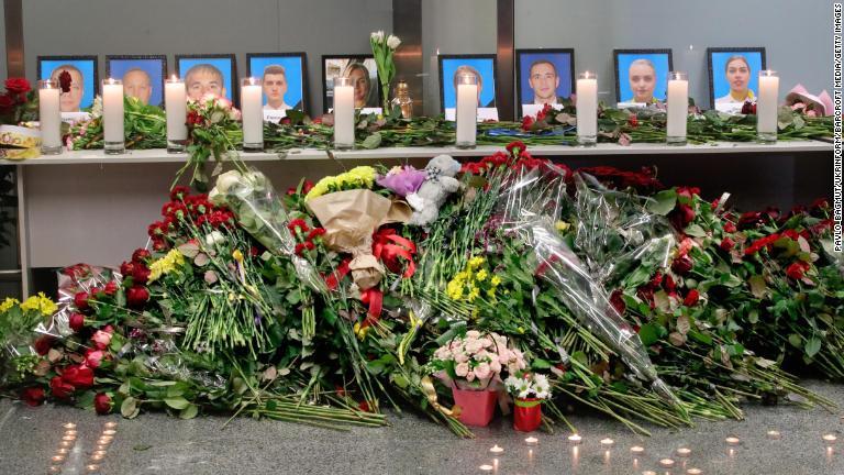 ウクライナ首都キエフのボリースピル国際空港には死亡した乗員９人への追悼の花束が集まった/Pavlo_Bagmut/Ukrinform/Barcroft Media/Getty Images
