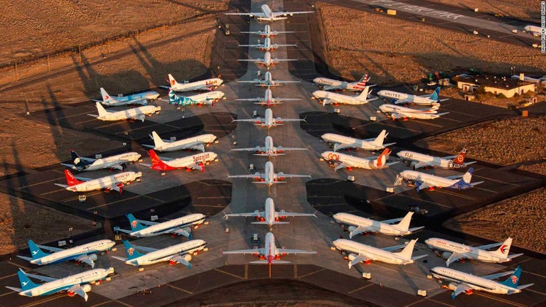 米ワシントン州のグラント郡国際空港に並ぶ７３７ＭＡＸ。一番上は７８７/David Ryder/Getty Images