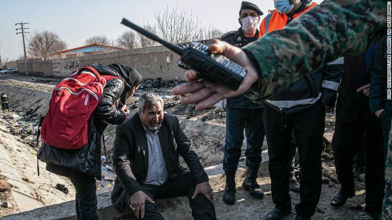 墜落現場で嘆く男性/Foad Ashtari/picture alliance via Getty Images