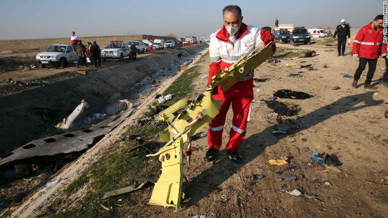 残骸を回収する当局者/AFP via Getty Images