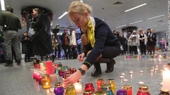 ウクライナ国際空港の職員がキャンドルに明かりをともす
