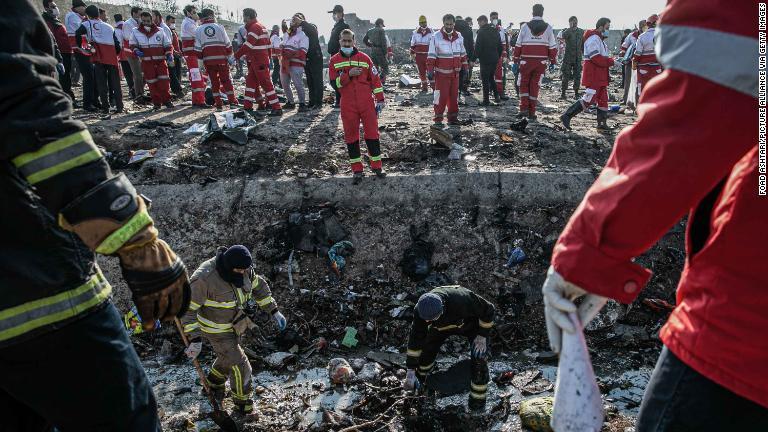 現場を捜索する人々/Foad Ashtari/picture alliance via Getty Images