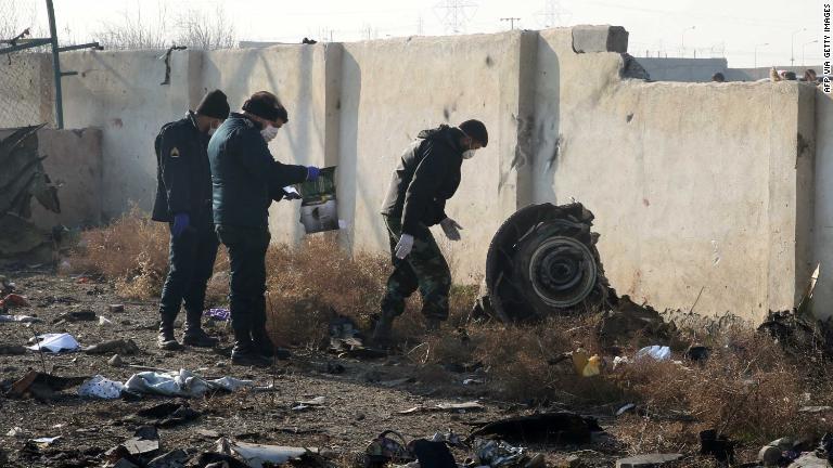 現場を捜索する隊員/AFP via Getty Images