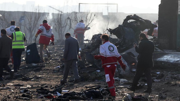 機体の残骸を調べる作業員。旅客機の誤射をめぐり、イランで抗議デモが起きた/AFP via Getty Images