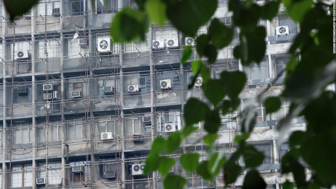 建物の外に設置された室外機=ニューデリー/ROBERTO SCHMIDT via Getty Images