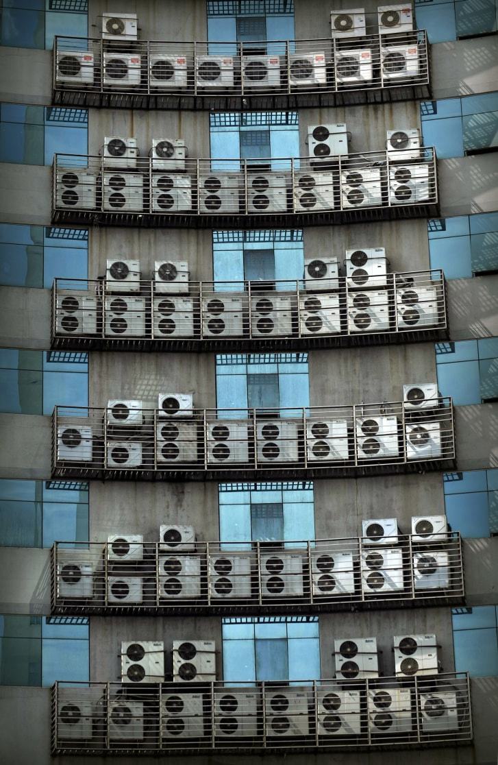 室外機が並んだ建物＝中国・福建省/VCG/Getty Images AsiaPac/VCG via Getty Imagestty Images