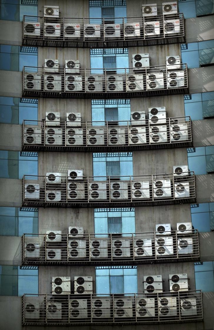 室外機が並んだ建物=中国・福建省/VCG/Getty Images AsiaPac/VCG via Getty Imagestty Images