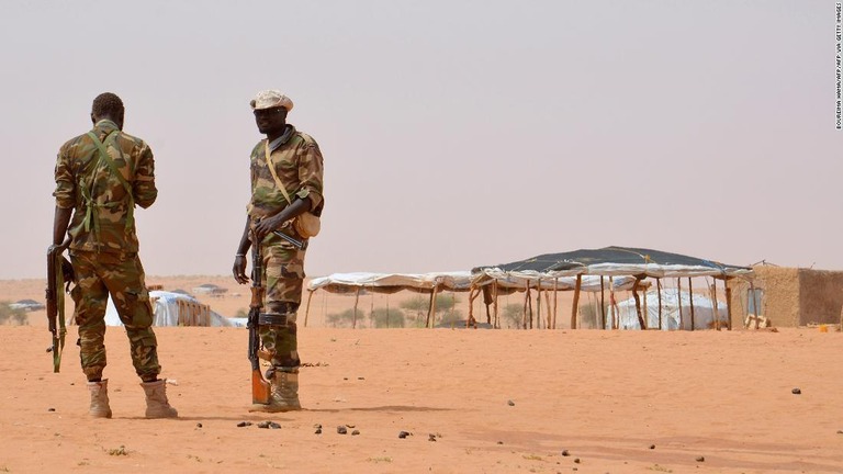 国連難民キャンプで警戒に当たるニジェール軍の兵士/Boureima Hama/AFP/Getty Images