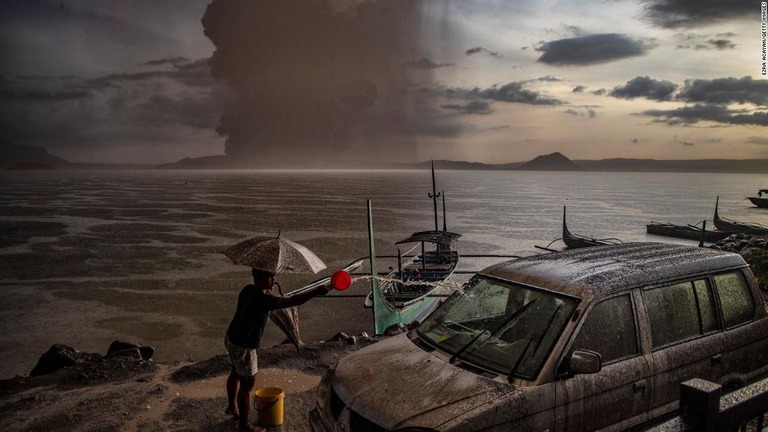 タール火山の噴火後、灰と雨水に覆われた車両＝フィリピン・タリサイ/Ezra Acayan/Getty Images