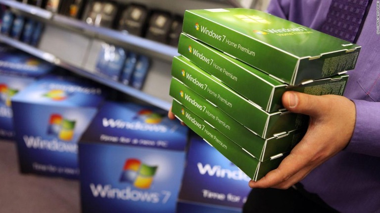 米マイクロソフトが、ＯＳ「ウィンドウズ７」へのサポートを終了する/Oli Scarff/Getty Images