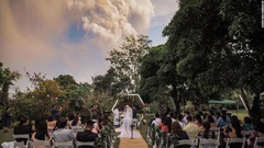 火山噴火でも結婚式、記念写真には噴煙も　フィリピン