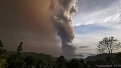 タガイタイ上空に噴煙が立ち上る様子