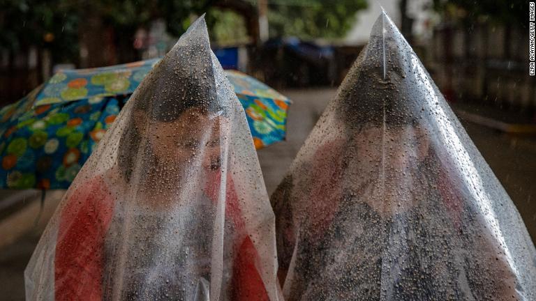 ビニールの袋を使って灰などから身を守る人々/Ezra Acayan/Getty Images