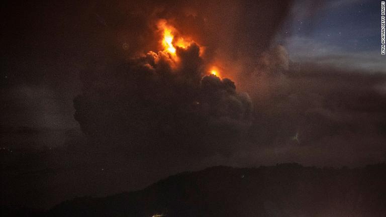 噴煙がタール山の火口を取り囲む様子/Ezra Acayan/Getty Images