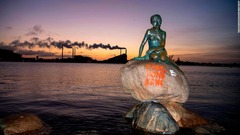 人魚姫の像に落書き、「香港解放」求める　デンマーク首都