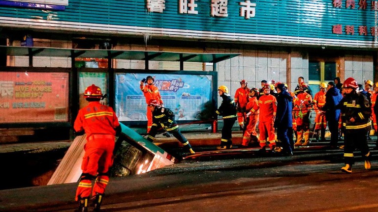 中国北西部でバス停前の道路が陥没し、路線バス１台などがのみ込まれた/STR/AFP/AFP via Getty Images