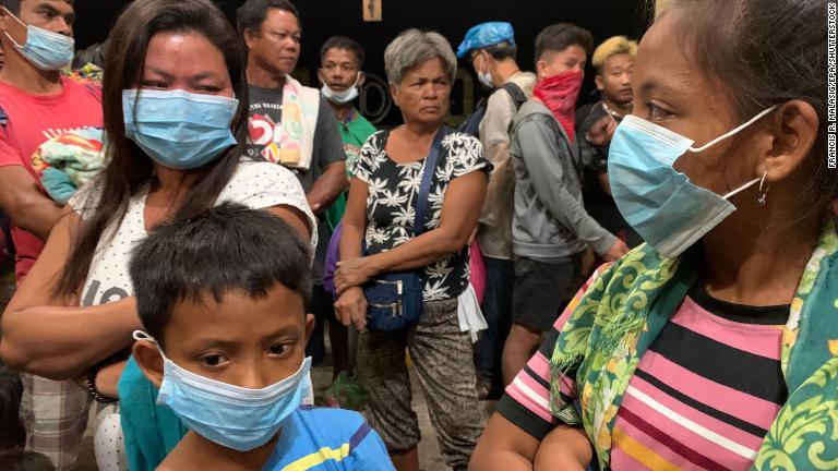 教会に避難した村人たち/Francis R. Malasig/EPA/Shutterstock