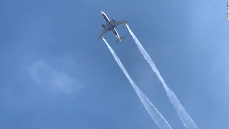 米ロサンゼルス上空で旅客機から燃料が投棄され、小学校などで被害が出た/Courtesy Alan De Leon