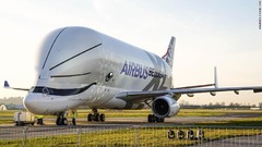 ２０１９年２月、テストのため英国の空港を訪れたエアバスの「ベルーガＸＬ」