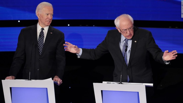 ともに討論会の「敗者」との評価が下ったサンダース氏（右）とバイデン氏/Scott Olson/Getty Images