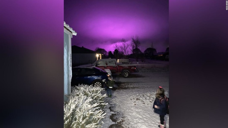 マリフアナ栽培施設の照明によって、空が紫色に染まる出来事があった/Cara Smith