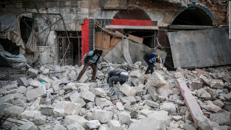 空爆された現地で捜索を行う人々＝１５日、シリア北西部/Anas Alkharboutli/picture-alliance/dpa/AP