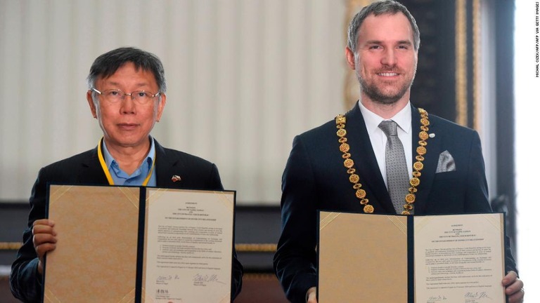 プラハ市のフジブ市長（右）と台北の柯文哲市長＝１３日/MICHAL CIZEK/AFP/AFP via Getty Images