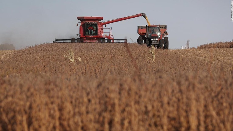 米中両国が、貿易交渉の第一段階合意に署名し、米農産物の輸入増などの枠組みが盛り込まれた/Joe Raedle/Getty Images