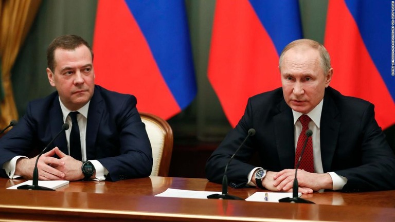 ロシアのメドベージェフ首相は、プーチン氏による憲法改正の提案を受けて内閣総辞職を発表した/DMITRY ASTAKHOV/AFP/SPUTNIK/Getty Images
